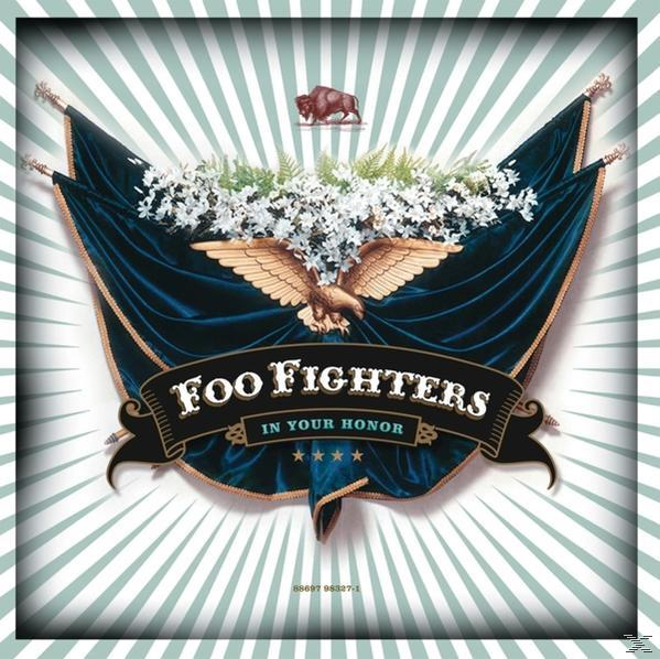Albumcover mit blauem Vorhang, Adler und Blumen. Text: „Foo Fighters“.