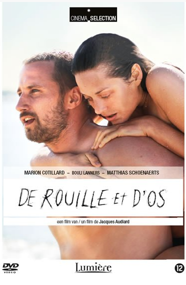 Filmposter: Koppel omarmt elkaar. Tekst: De Rouille et d'Os, Cinema Selection.