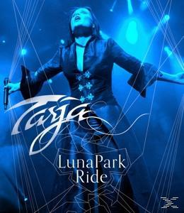 Albumcover von Tarja, in Blautönen, mit einer Frau, die in ein Mikrofon singt, Bühnenbeleuchtung.