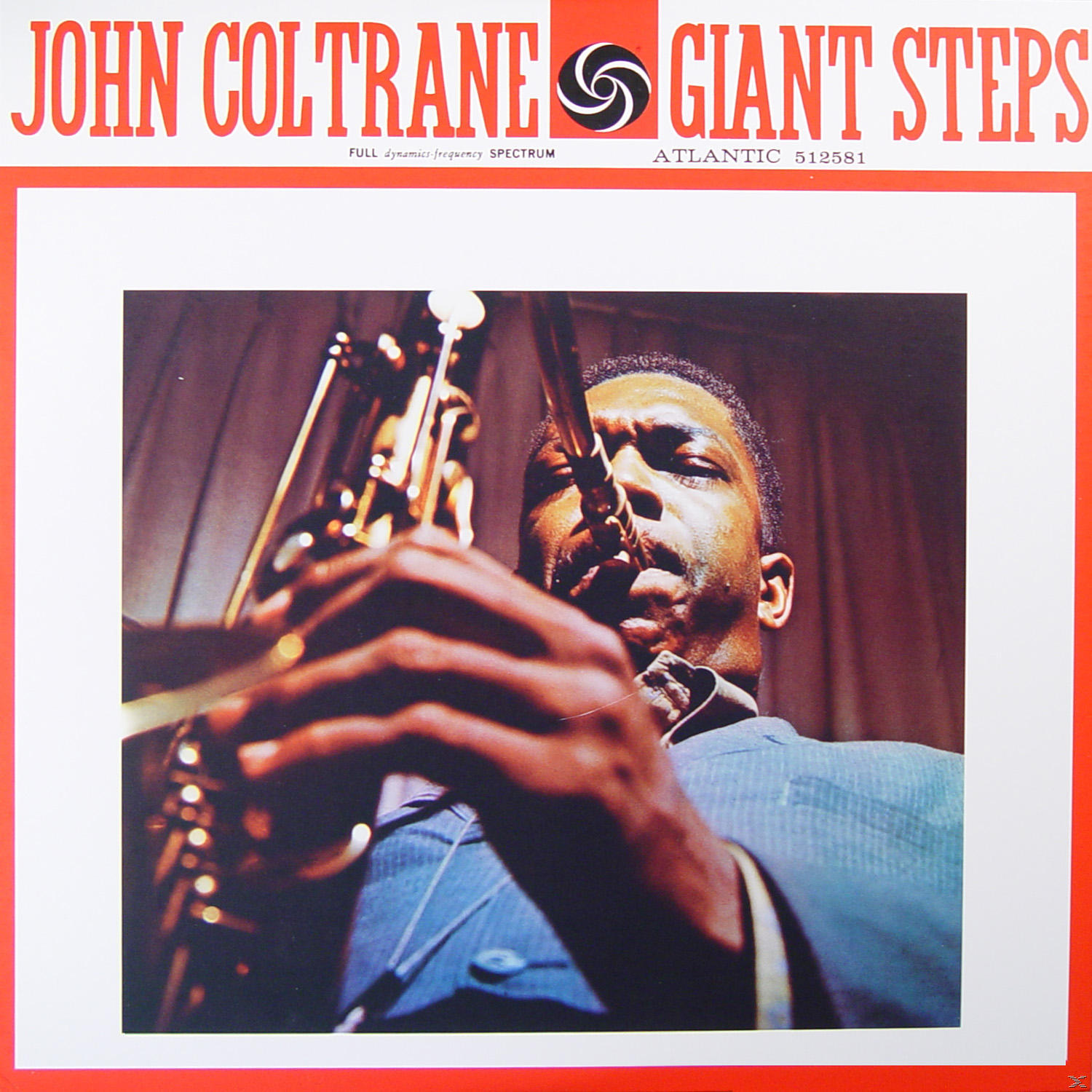 Albumhoes met John Coltrane die saxofoon speelt. Rode lijst met witte achtergrond.