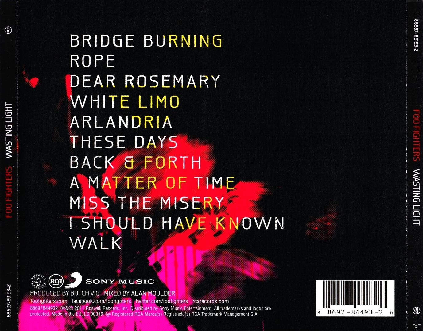 Albumcover mit schwarzem Hintergrund und weißem und gelbem Text. Titelliste befindet sich auf der Rückseite, mit Bandlogo.