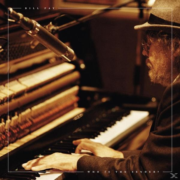 Mann spielt Klavier, mit Mikrofon. Der Text auf dem Albumcover lautet 'Who Is The Sender?'.