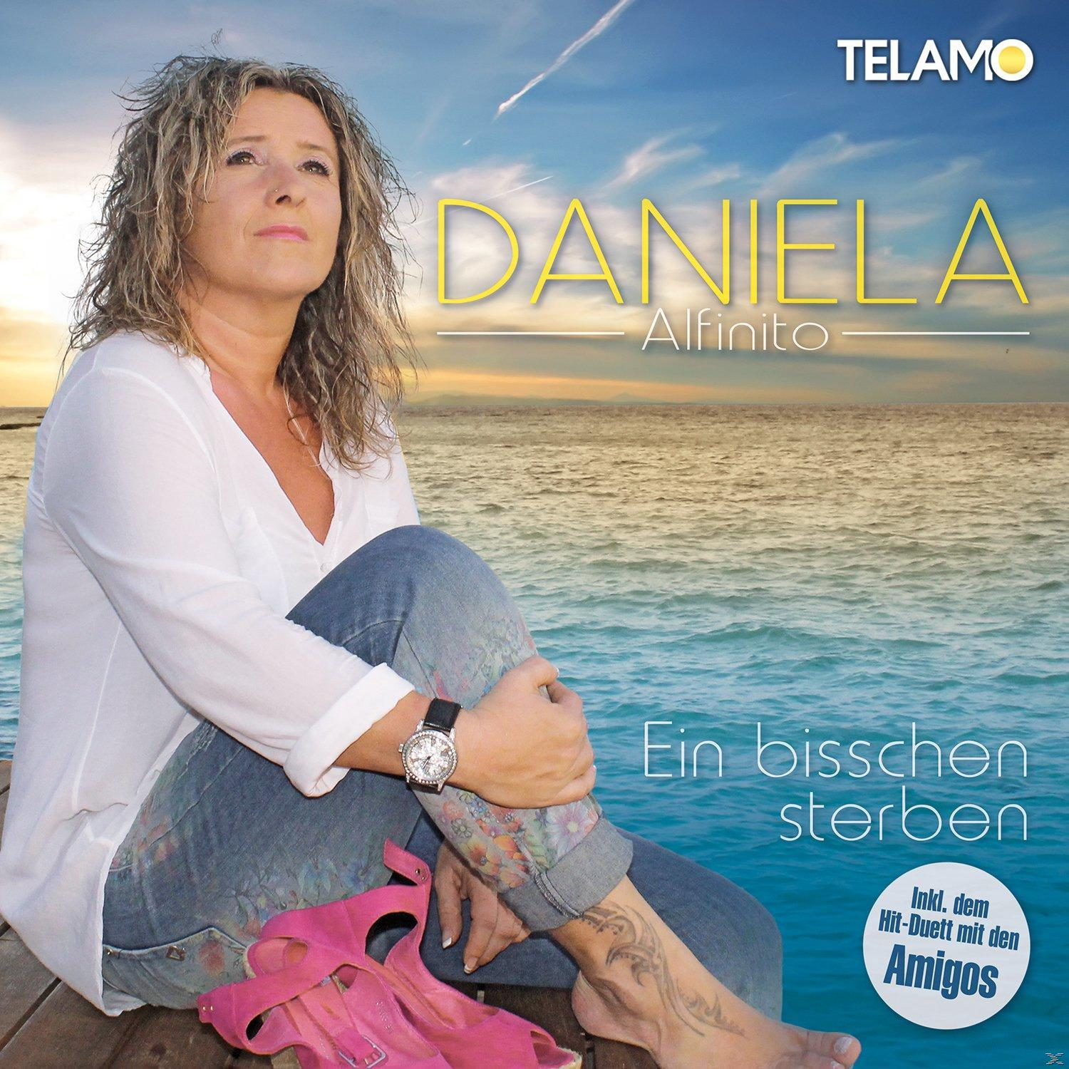 Albumcover von Daniela Alfinito, die auf einem Steg sitzt und nach oben schaut, Meer und Himmel im Hintergrund.