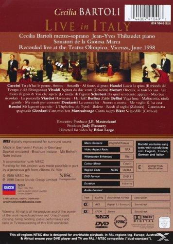 DVD-Cover von Cecilia Bartoli Live in Italy. Eine Frau in einem roten Kleid tritt auf. Der Hintergrund ist ein Theater.