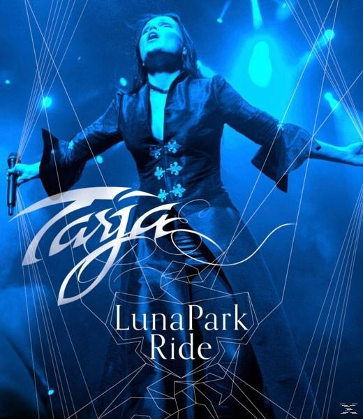 Albumcover für Tarjas Luna Park Ride. Sängerin auf der Bühne mit blauem Licht und ihrem Namen in Weiß.
