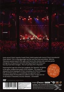 Rückseite einer DVD-Hülle. Text über die Band Quo und eine Bühnenaufführung. Publikum im Hintergrund.