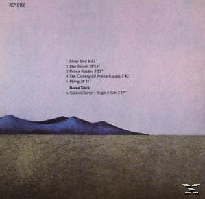 CD-Titelliste mit Songtiteln, vor Landschaftshintergrund.