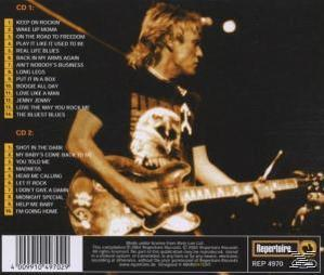 Albumcover: Mann spielt Gitarre auf der Bühne mit einer Titelliste.