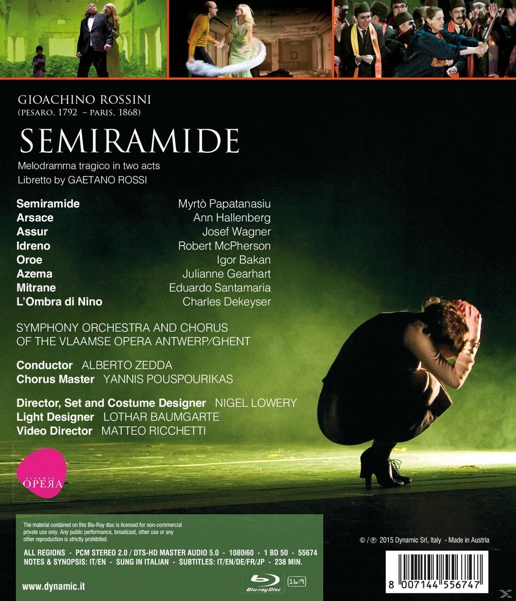 Ein DVD-Cover mit Text und einer Person im Theater, mit Bühne und dem Namen der Oper.