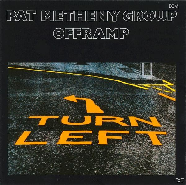 Pat Metheny Group OFFRAMP Albumcover, gelber Text und ein Pfeil auf dunklem Hintergrund.
