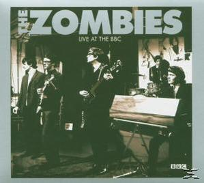 Album borító. The Zombies Live at the BBC, a zenekar tagjai a színpadon, hangszerrel, zöld háttér.
