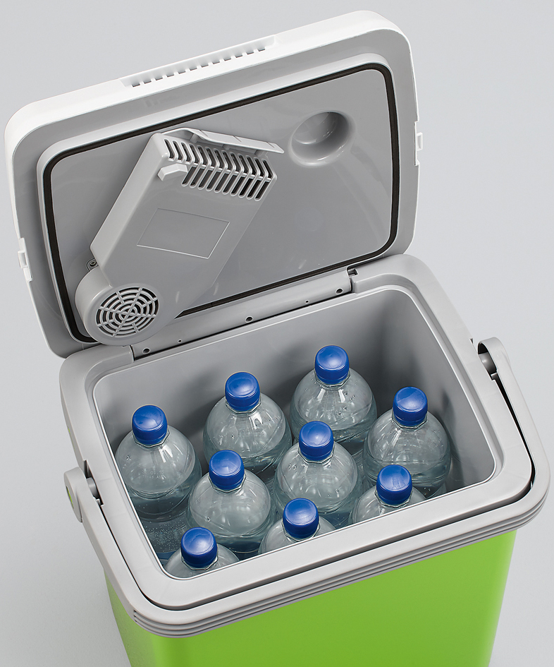 Eine grüne Kühlbox mit Wasserflaschen im Inneren, geöffnet.