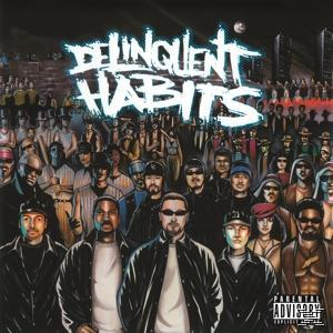 Albumcover mit Menschenmenge, Bandmitglieder vorne. Titel: Delinquent Habits, in hellem blauen Neon.