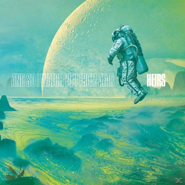 Albumcover-Kunst. Ein Astronaut schwebt auf einen großen Planeten zu mit dem Schriftzug „AND SO I WATCH YOU FROM AFAR“.