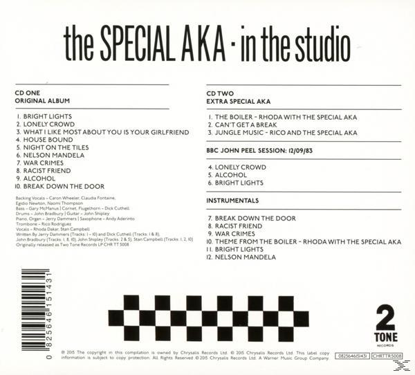 Album borítója a számok listájával. A szöveg fehér. Fekete-fehér sakktábla.