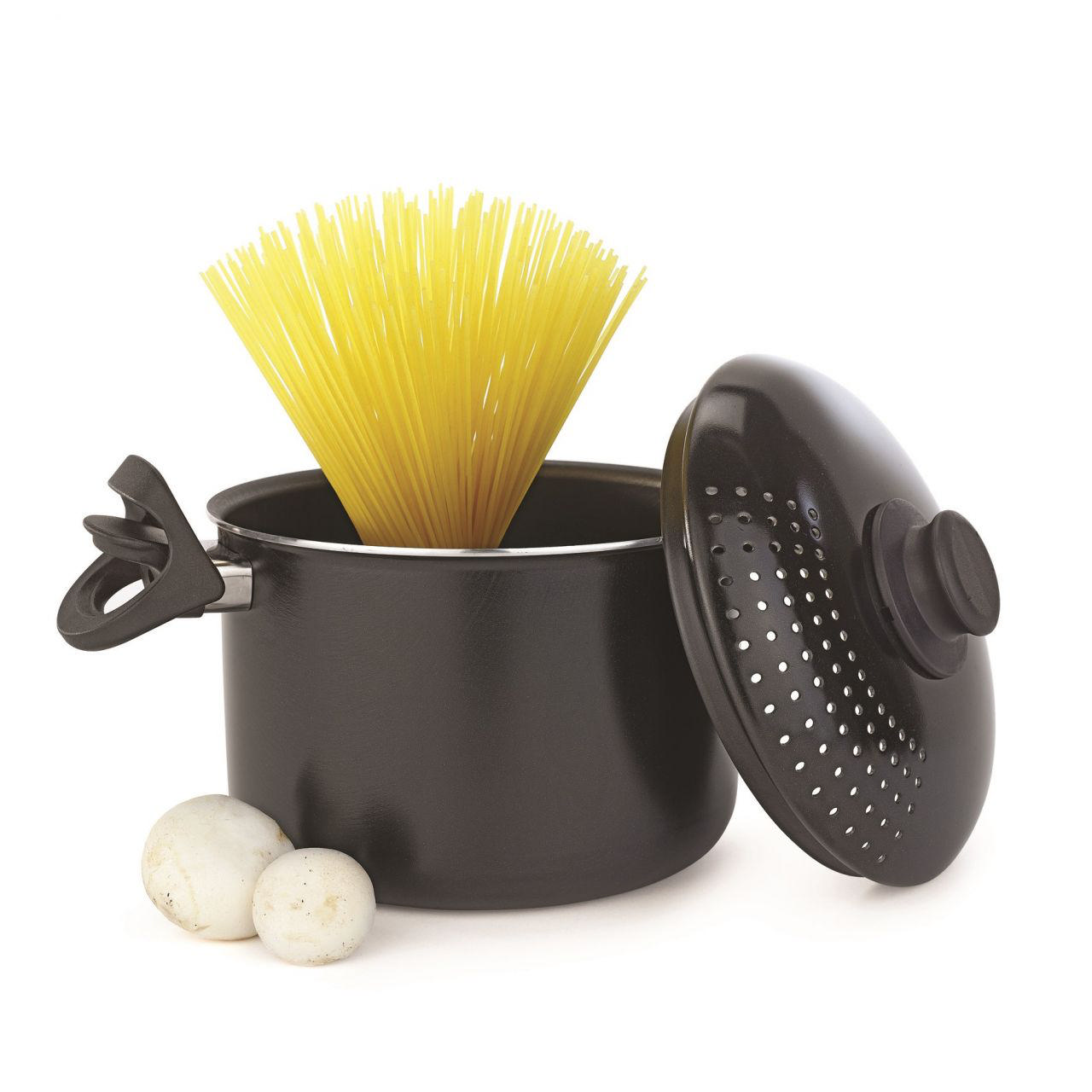 Yanında bir kapak olan siyah bir tencerede spagetti ve mantar.