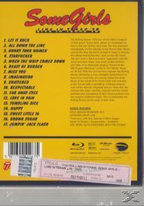 Rückseite des Some Girls Albums, Songtitel und Credits auf gelbem Hintergrund, mit Ticket.
