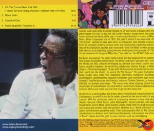 Albumcover mit Mann in Sonnenbrille, Text und Foto von Miles Davis. Hintergrund ist blau und weiß.