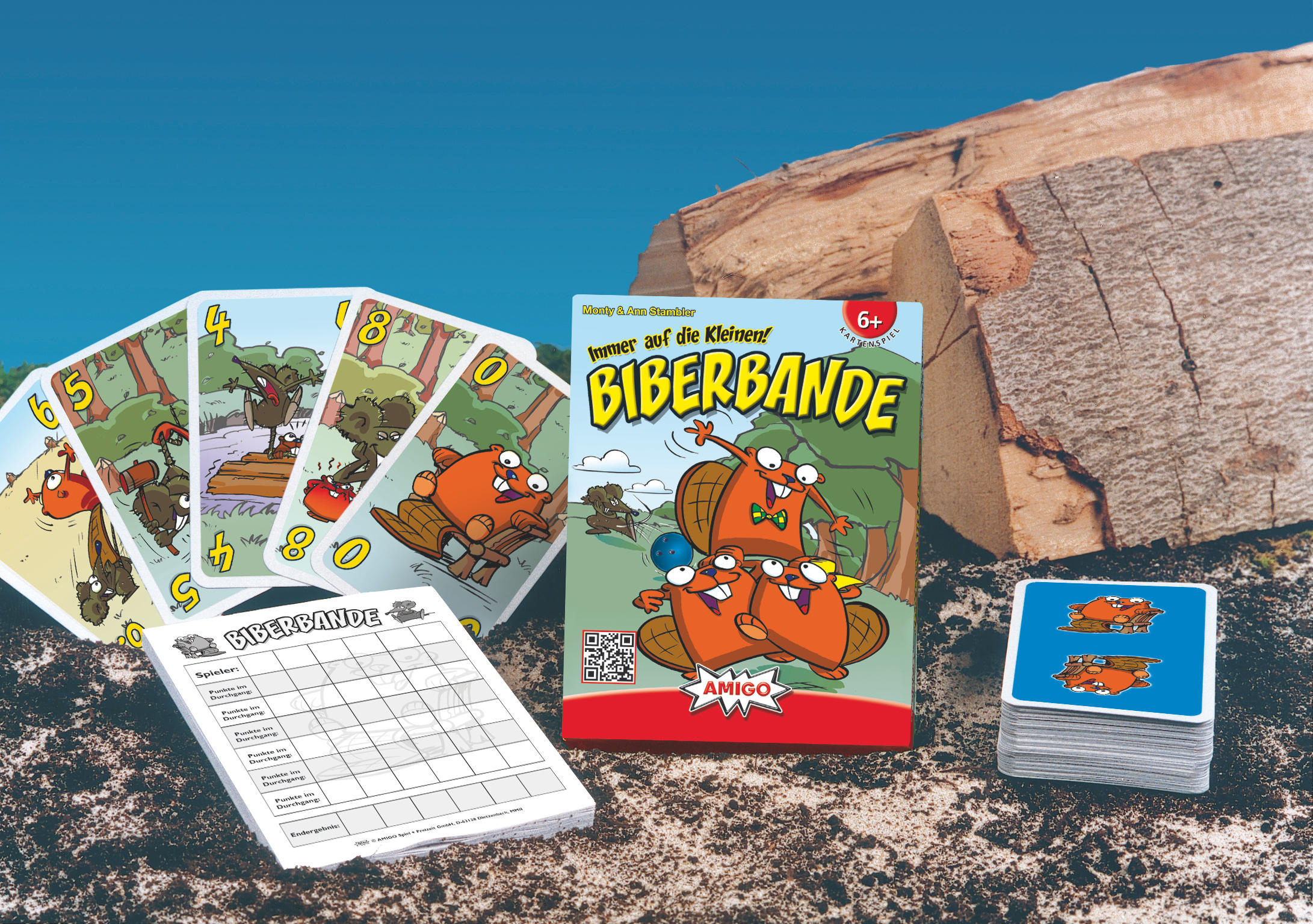 Eine Spielkartonschachtel und Karten mit Cartoon-Bibern auf einer Holzoberfläche.