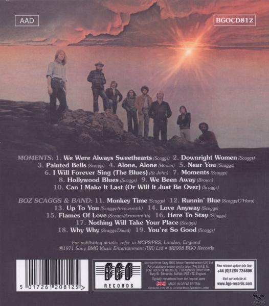 Band auf felsigem Untergrund vor dramatischem Himmel und aufgehender Sonne.