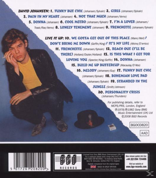 Mann im schwarzen Leder und gelbem Hemd sitzt, Hut und Trackliste.
