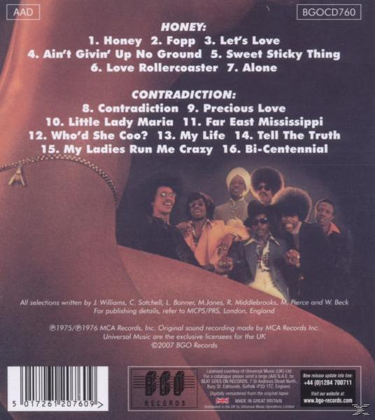 Die Rückseite einer CD-Hülle mit einer Personengruppe und einer Titelliste.