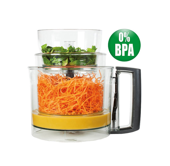 Robot culinaire avec carottes râpées oranges et herbes vertes. Étiquette sans BPA.