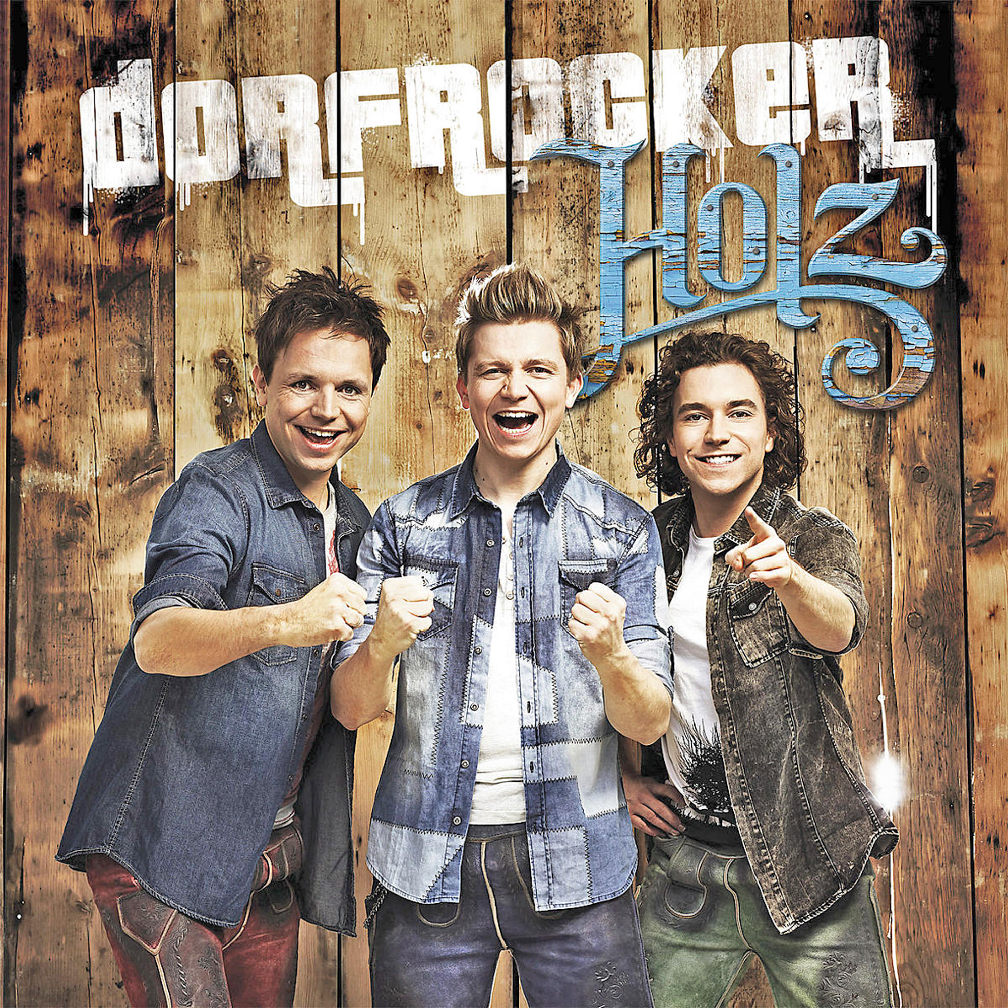 Albumcover mit drei lächelnden Männern vor einer Holzwand. Der Albumtitel ist weiß.