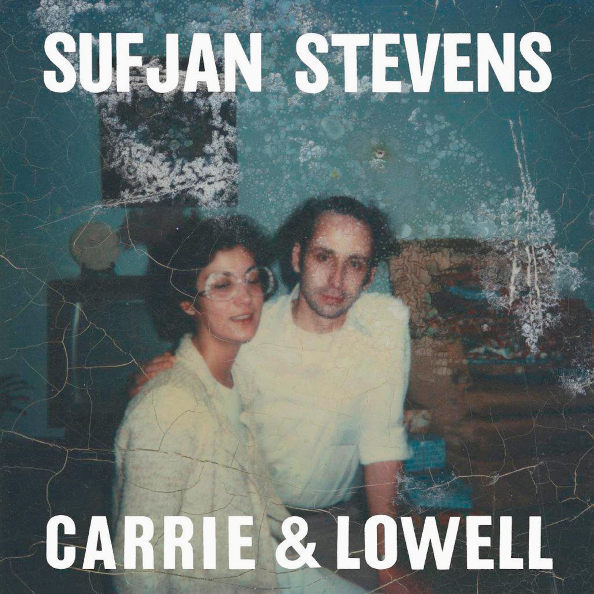 Albumcover. Zwei Personen umarmen sich. Der Hintergrund ist eine blaue und rissige Wand.