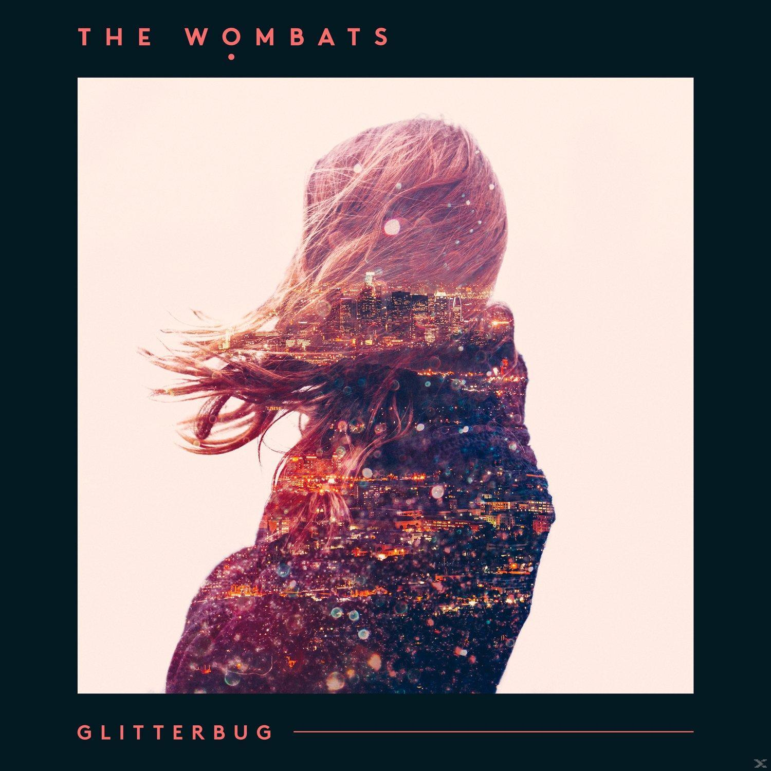 Albumcover. Frau mit wehendem Haar, Stadtlandschafts-Overlay. The Wombats Text.