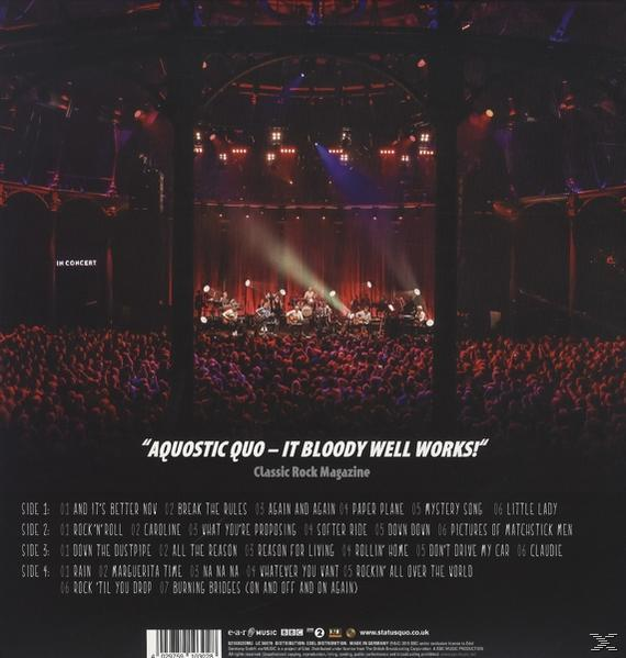 Rückseite des Albums "Acoustic Quo", das eine Live-Performance mit Band und Publikum zeigt.
