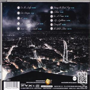 CD-Cover mit einer nächtlichen Stadtlandschaft. Es hat Titellisten und Albuminformationen.