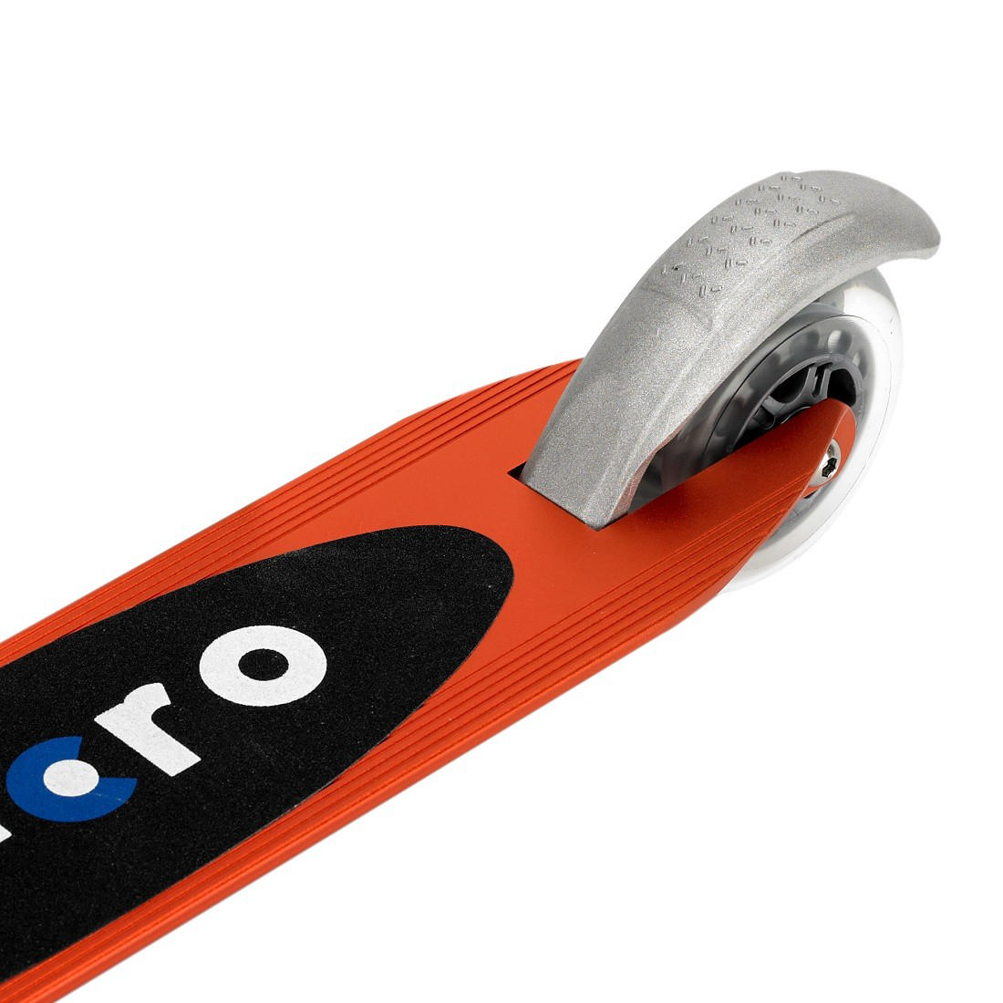 Siyah ayak tahtası, beyaz tekerlek ve gümüş çamurluklu turuncu Micro scooter.
