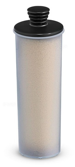 Une cartouche de filtre à eau. Elle a un dessus noir et un corps transparent rempli de matière filtrante beige.