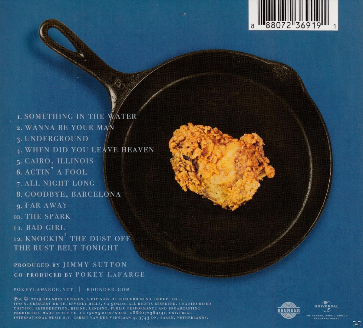 Album-Rückseite mit einer Bratpfanne mit gebratenem Hähnchen, auf blauem Grund, Text.