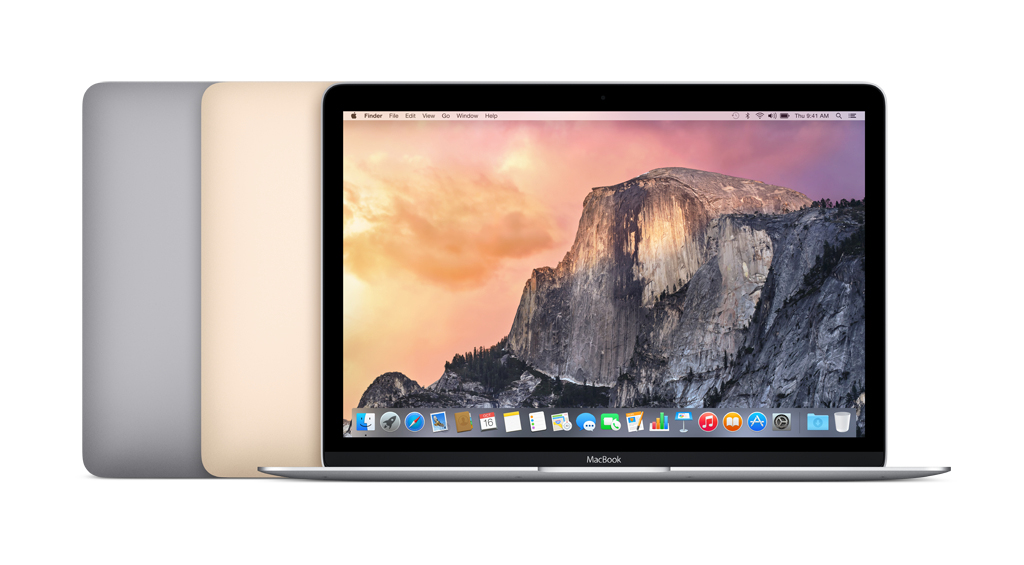 Drei MacBooks in Grau, Gold und Silber. Ein Laptop-Bildschirm zeigt eine Berglandschaft.
