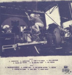 Albumcover. Band auf der Bühne, Leute im Hintergrund.