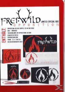 Rote und weiße Box, FREI.WILD Aufschrift, Flammen und Logo, sowie weitere Designelemente.