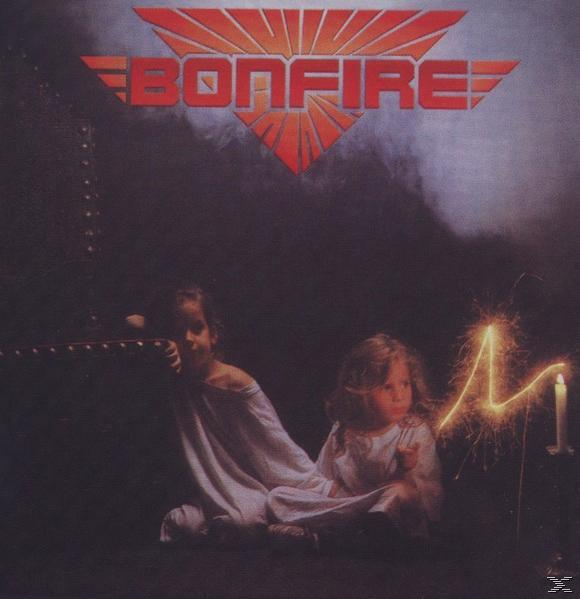 Albumcover für Bonfire. Zwei Mädchen in weißen Kleidern und ein brennendes Lagerfeuer im Hintergrund.