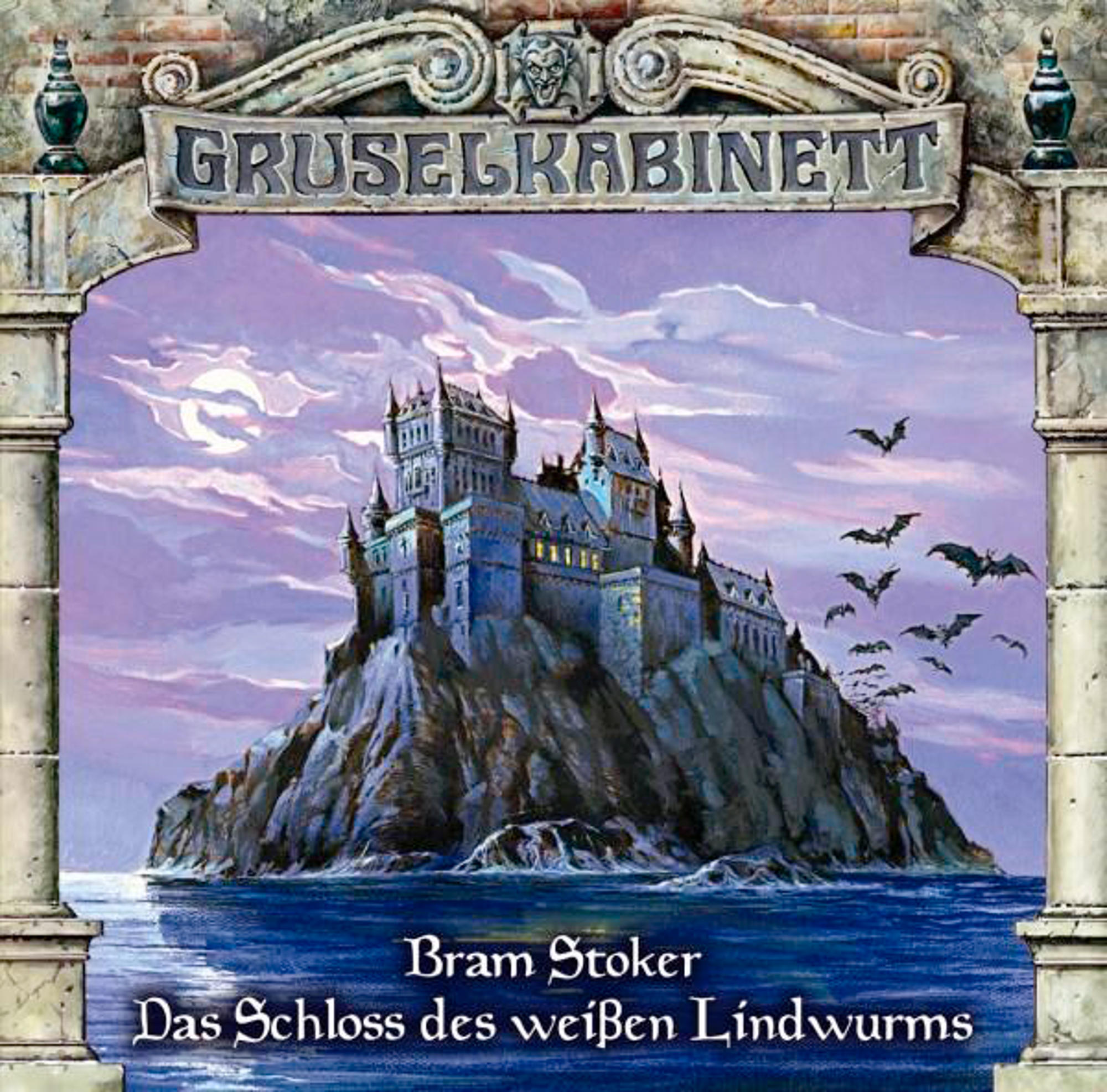 Buchcover: Burg auf einer felsigen Insel, Fledermäuse fliegen. Titel 'Gruselkabinett'. Buchtitel unten.