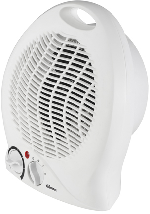 Weißer Tristar-Heizlüfter. Er hat zwei Knöpfe und ein rotes Licht auf der Vorderseite.
