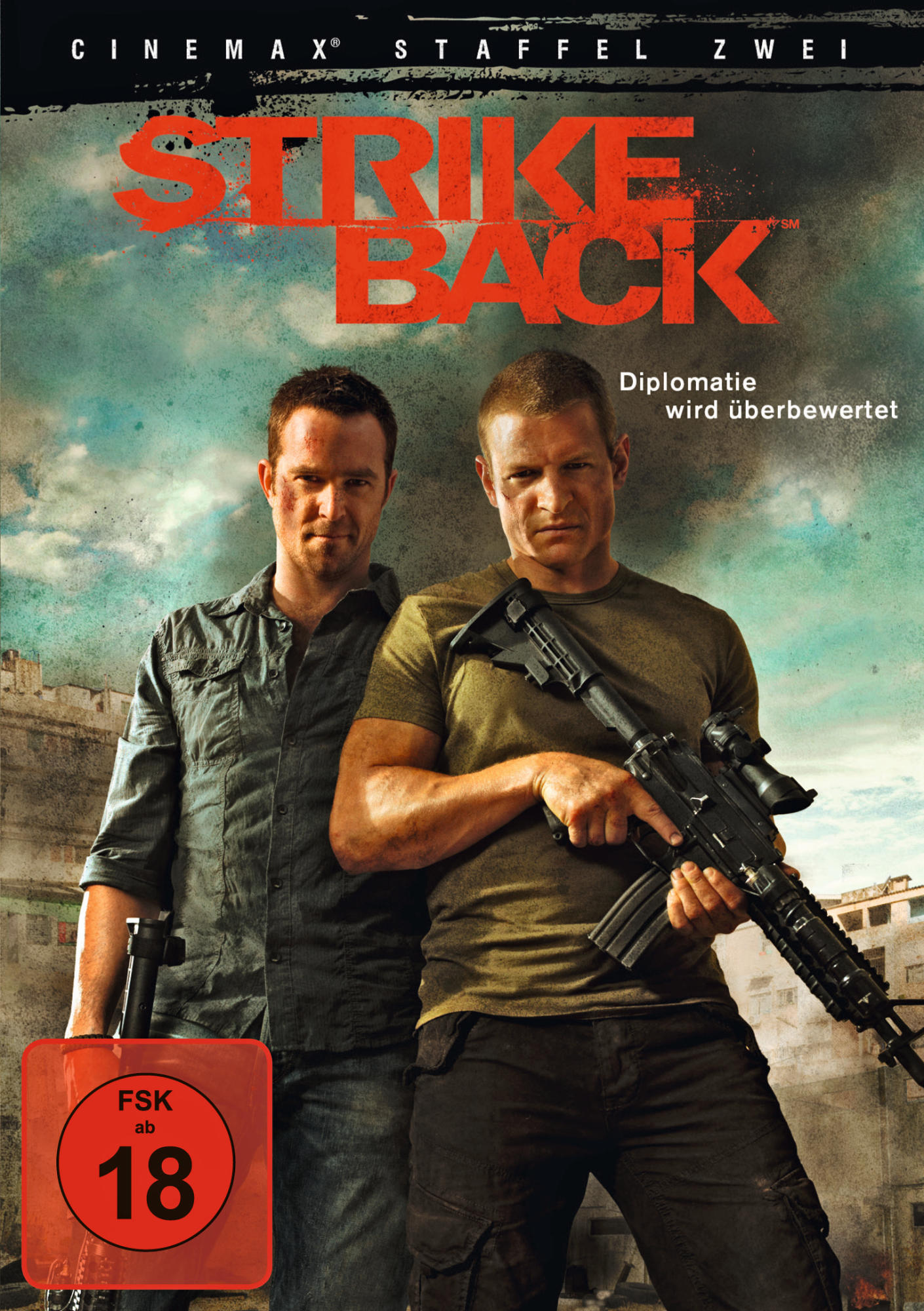 Strike Back DVD-Cover. Zwei Männer mit Waffen, einer in einem militärischen Hemd. Roter Titel und Hintergrund.