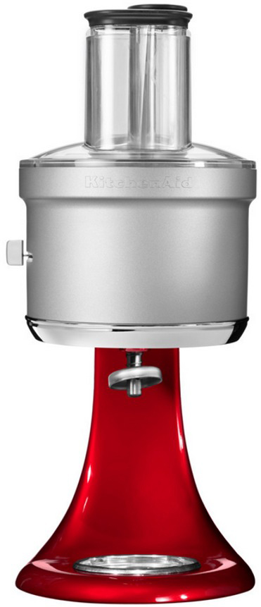 KitchenAid Küchenmaschine auf einer weißen Oberfläche. Roter Sockel, silberner Körper, klarer Deckel.