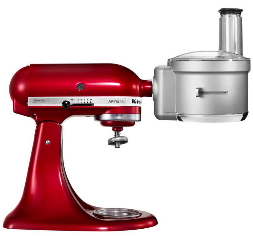 Ein roter KitchenAid-Küchenmixer mit einem Küchenmaschinenaufsatz. Er steht auf weißem Grund.