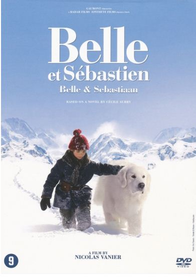 Filmposter van een jongen en een hond die in de sneeuw lopen met bergen op de achtergrond.