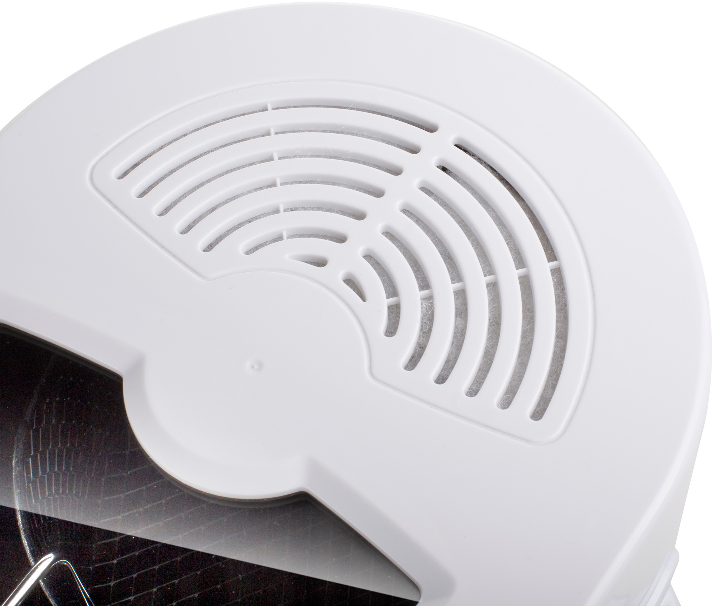 Weißer Ventilator mit Gitter und gewölbter Oberseite, zeigt Lüftungsschlitze.