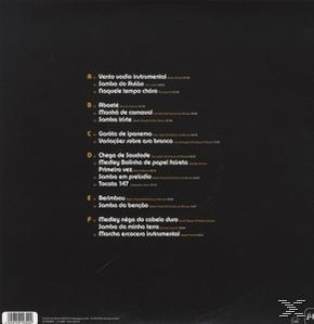 Album-Rückseite mit einer Liste von Liedern. Dunkler Hintergrund mit goldenem Text.