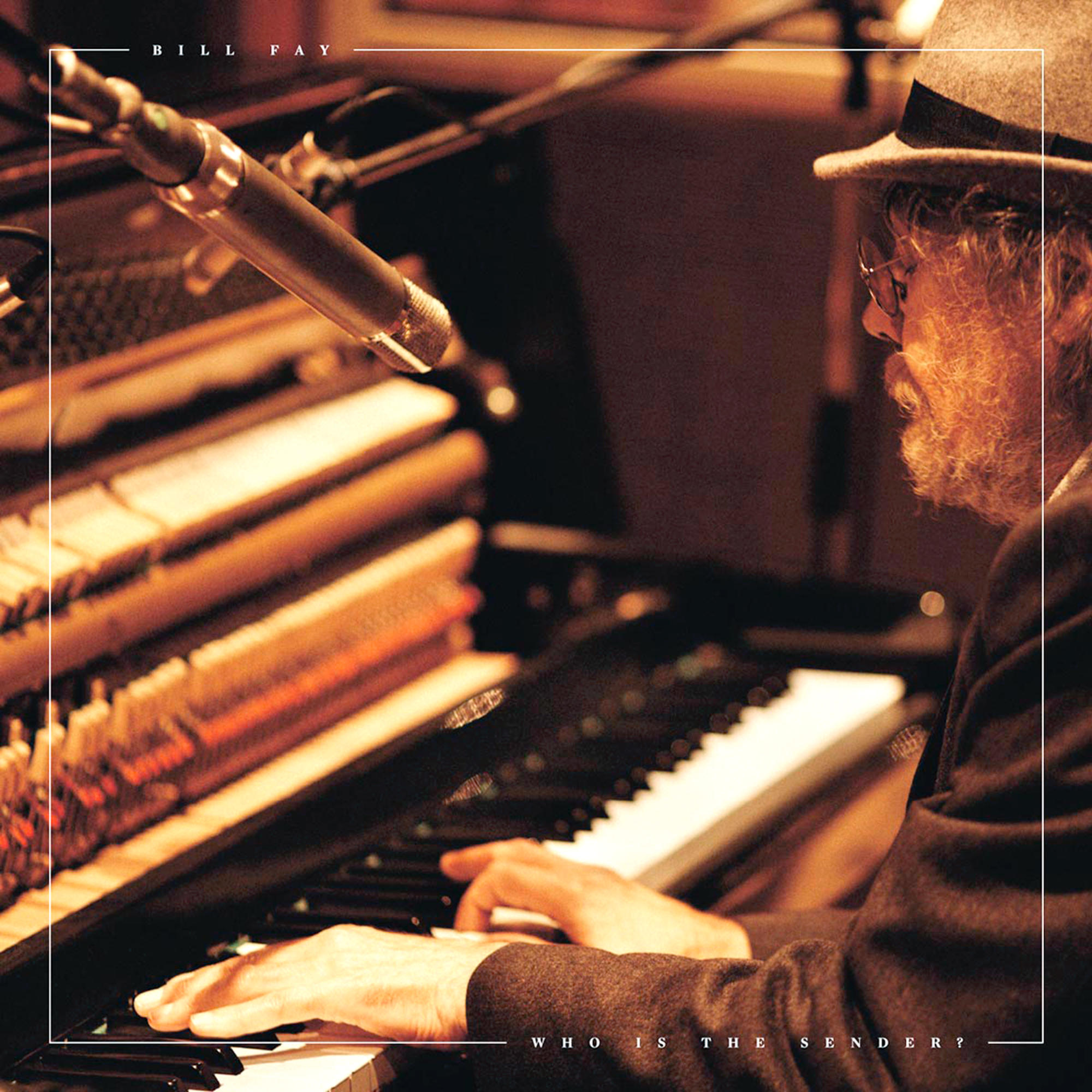 Ein Mann spielt Klavier mit einem Mikrofon davor. Albumcover.