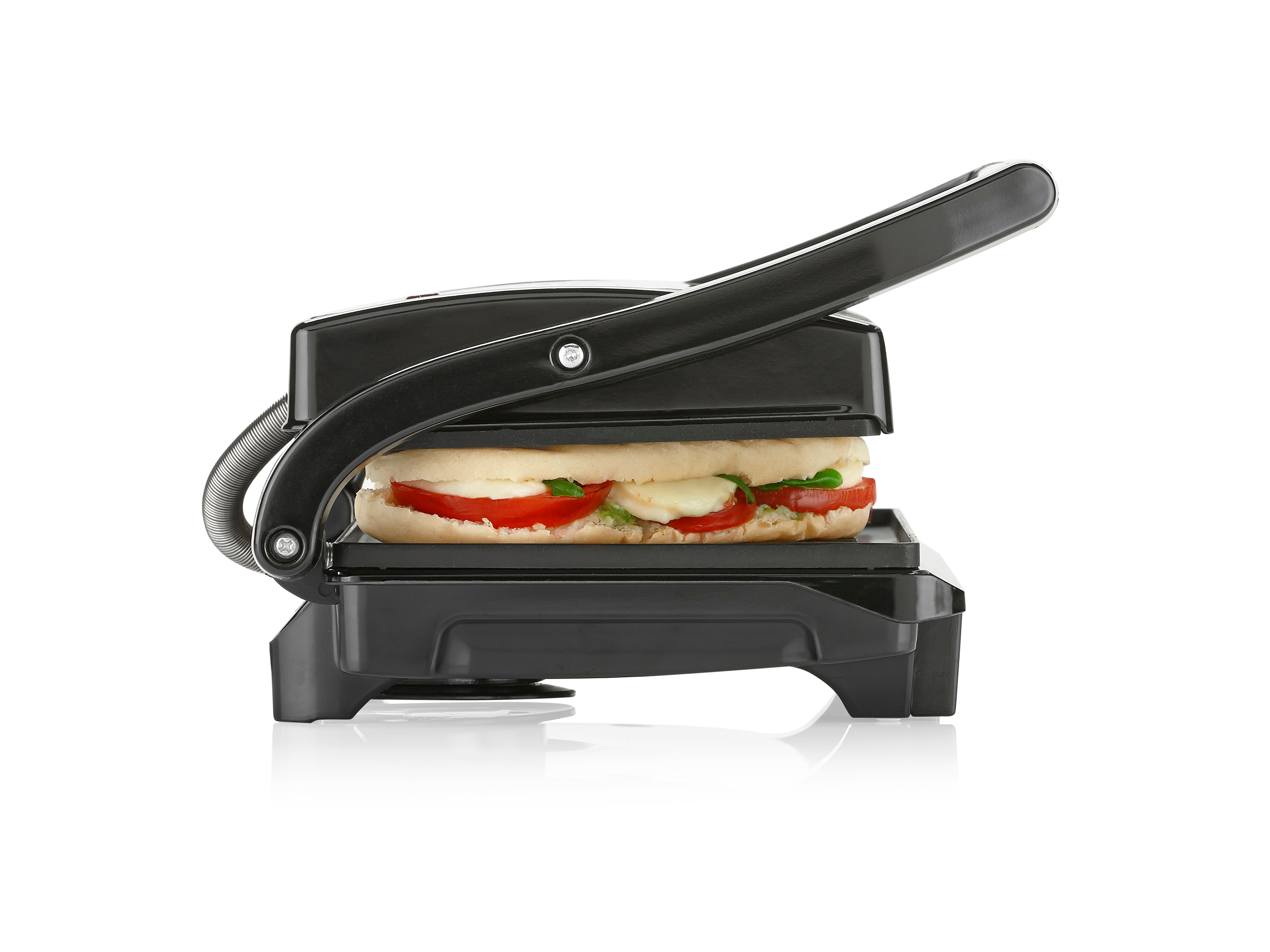 Schwarze Panini-Presse mit Sandwich, auf weißem Hintergrund.