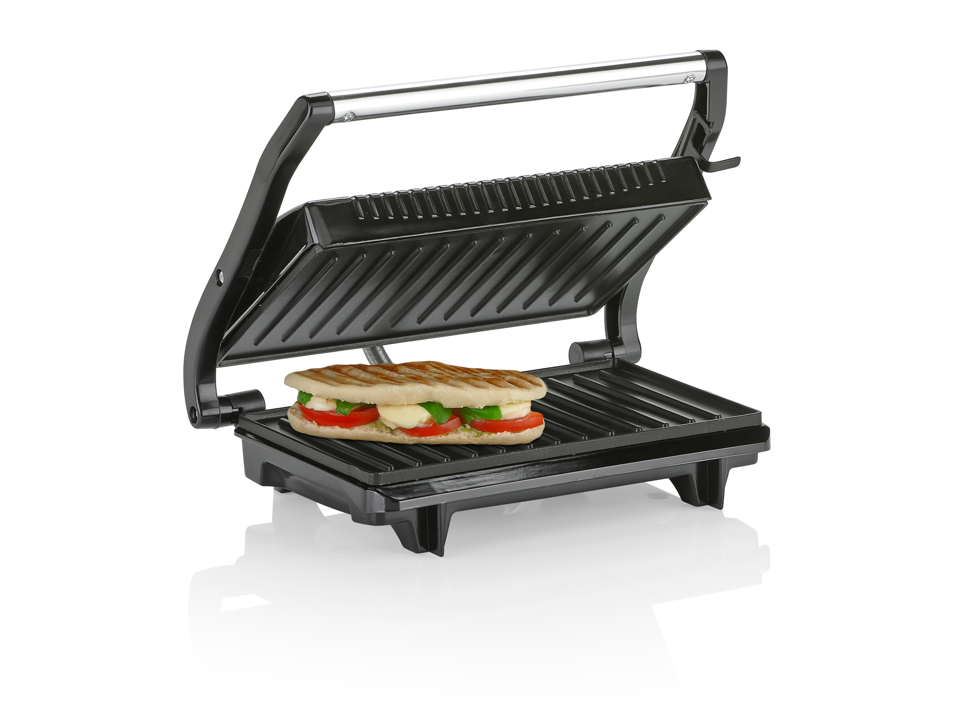 Schwarze Panini-Presse mit einem gegrillten Sandwich darin auf weißem Hintergrund.